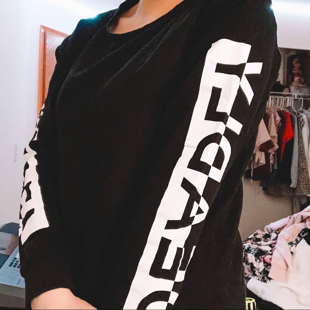 (4/$25) H&m DEADLY Arms Black Sweatshirt